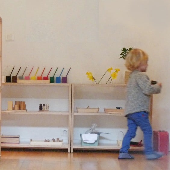 jeune enfant de 3 ans dans un environnement Montessori utilisant une activité Montessori